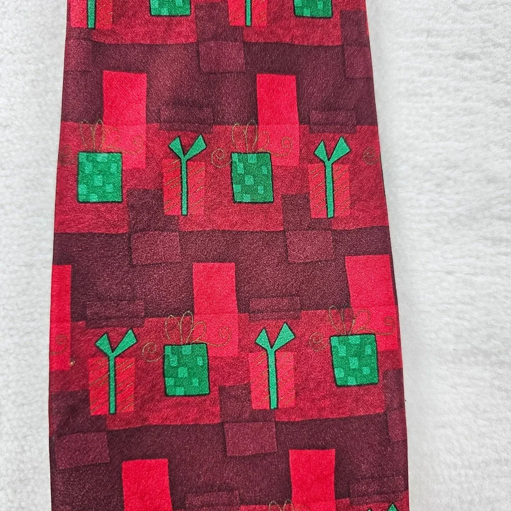 Holiday Traditions Hallmark Mens Silk Tie Red Green Christmas Gift Box Pattern